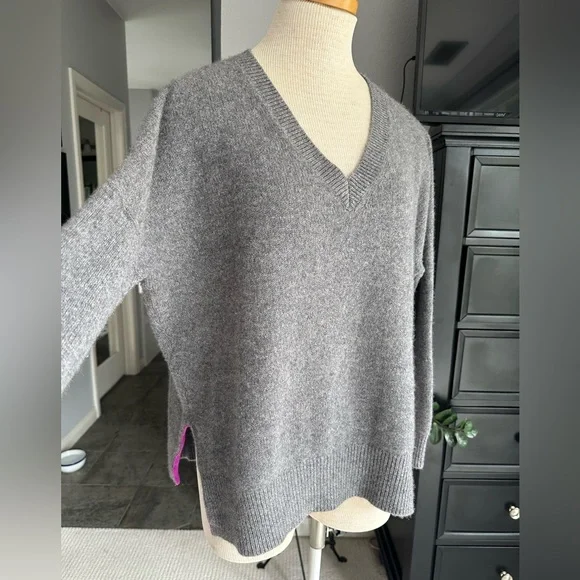 360 Cashmere Cozy Gray V-Neck Sweater, size large - Picture 8 of 14